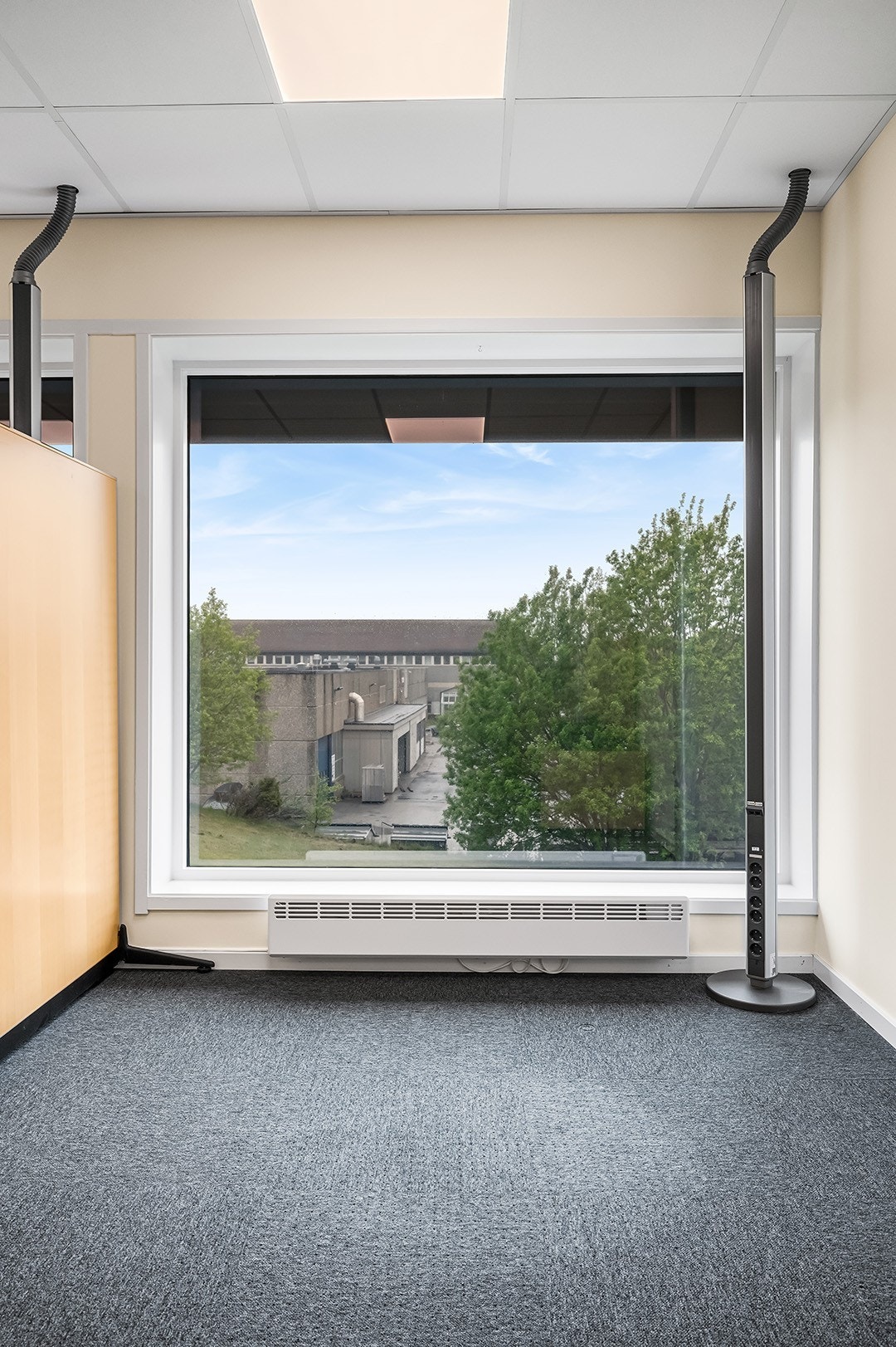 Kontor umøblert i åpent landskap Galleribilde