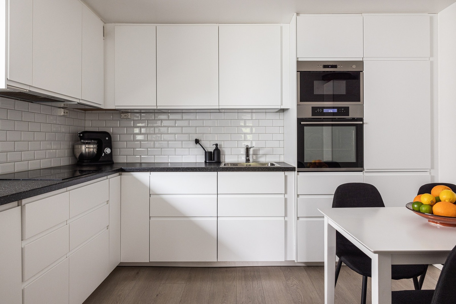 Separat kjøkken med moderne innredning fra 2019. Galleribilde