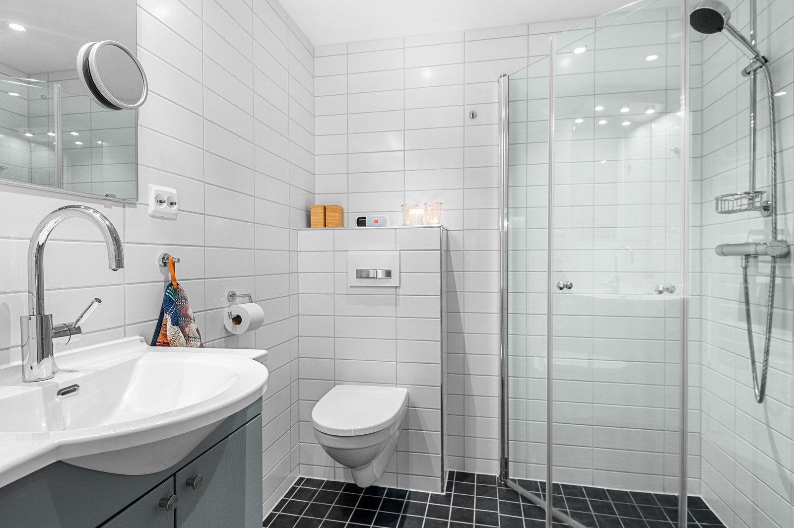 Det minste badet er ca 3m, og har dusjsone med plassbesparende, innfellbare dusjdører. Galleribilde