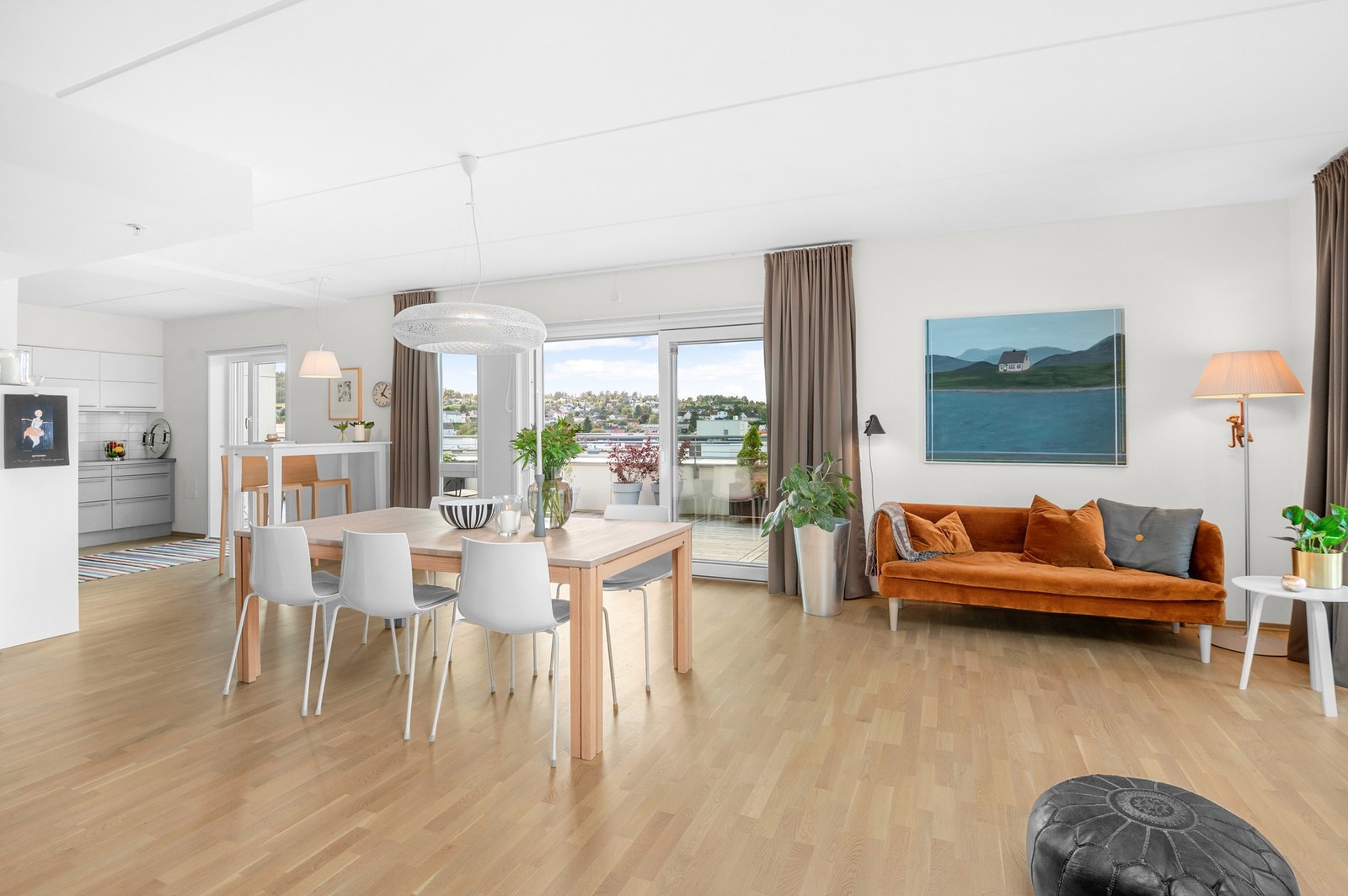 Fra spisestua er det dobbel skyvedør ut mot terrassen. Galleribilde