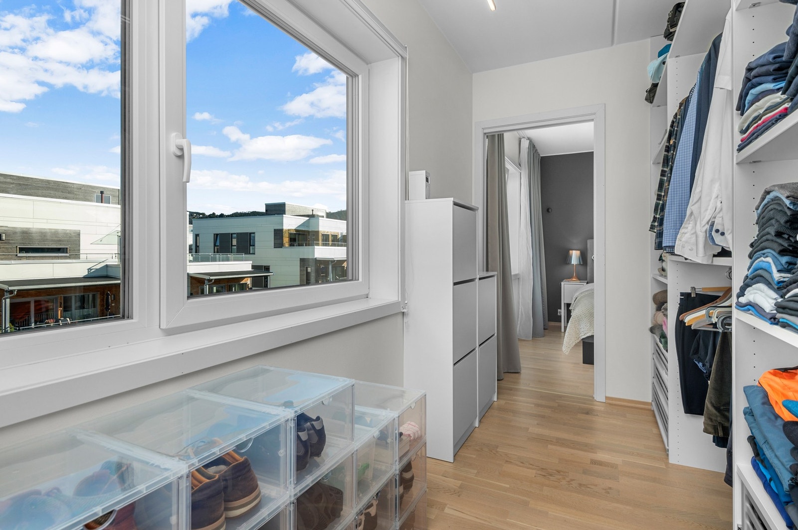 Garderoberommet er ca 6,5m2, og er praktisk utformet med god oppbevaringplass. Galleribilde