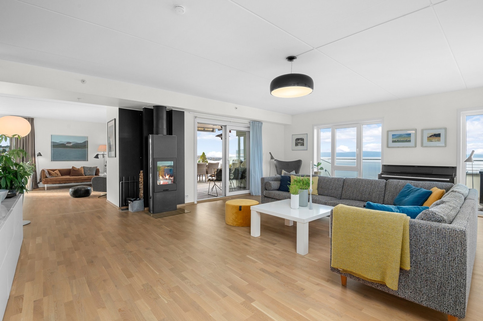 Stuen på ca 75m2 er delt i to soner, her den innerste delen på ca 41m2. Dobbel skyvedør ut mot hyggelig spiseplass på terrassen. Galleribilde