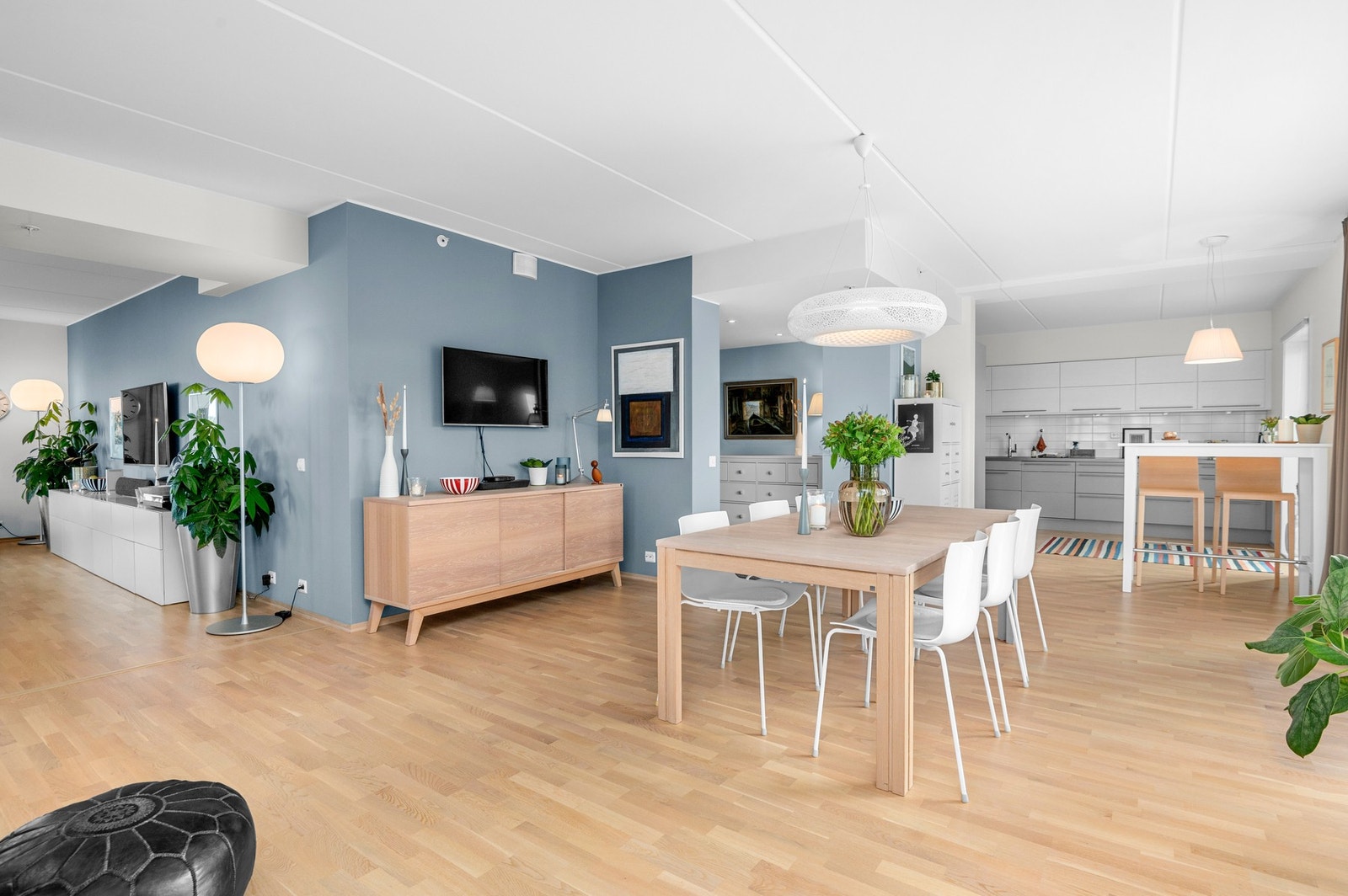 Den andre delen av stua nyttes som spisestue - dette rommet er ca 34m2 Galleribilde