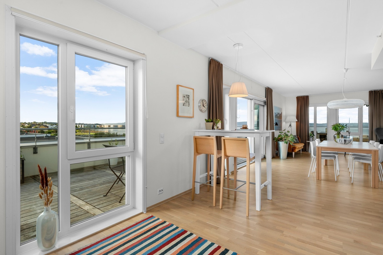 Plissegardiner fra Kjells Markise gir god solskjerming for flere av vinduene. Det er i tillegg montert utvendige screens på vinduer mot vest. Galleribilde