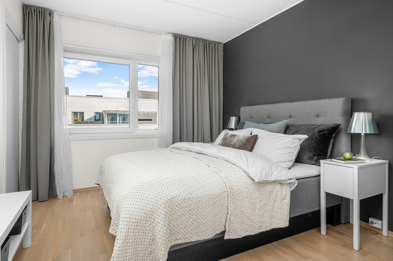 Hovedsoverommet er ca 11m2, og har direkte tilkomst til hovedbad, samt et praktisk garderoberom. Galleribilde