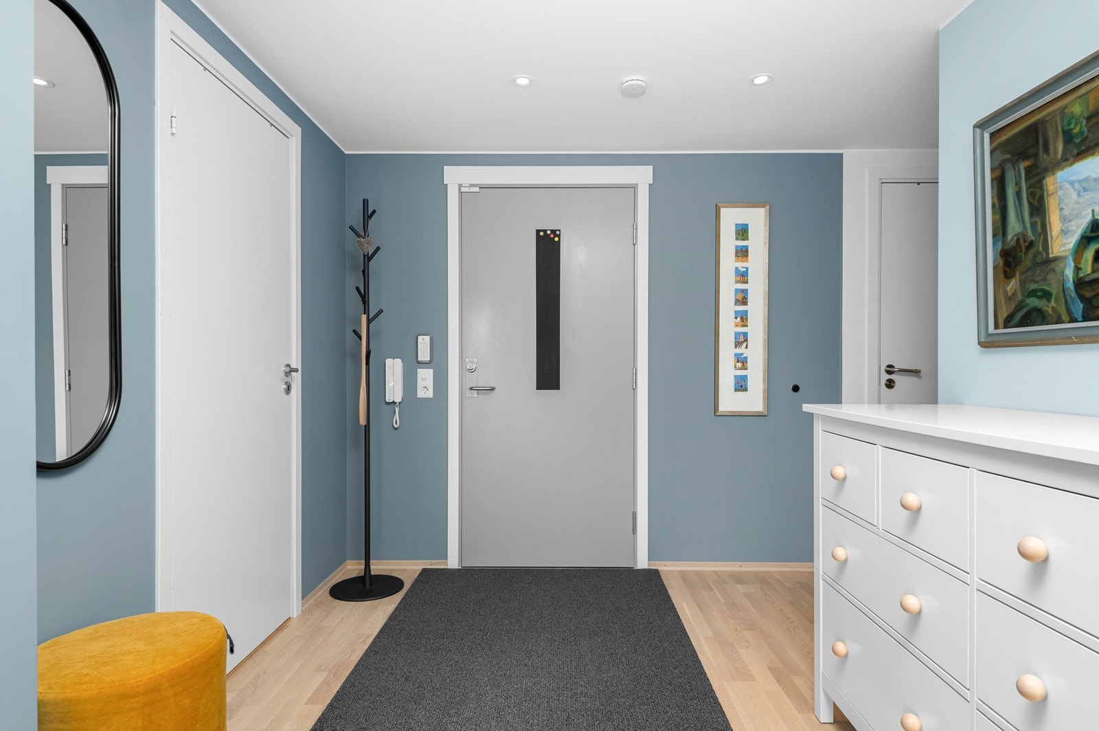 Romslig entre med garderobeplass, rommet til venstre i bildet er en praktisk bod på 3,5m2. Galleribilde