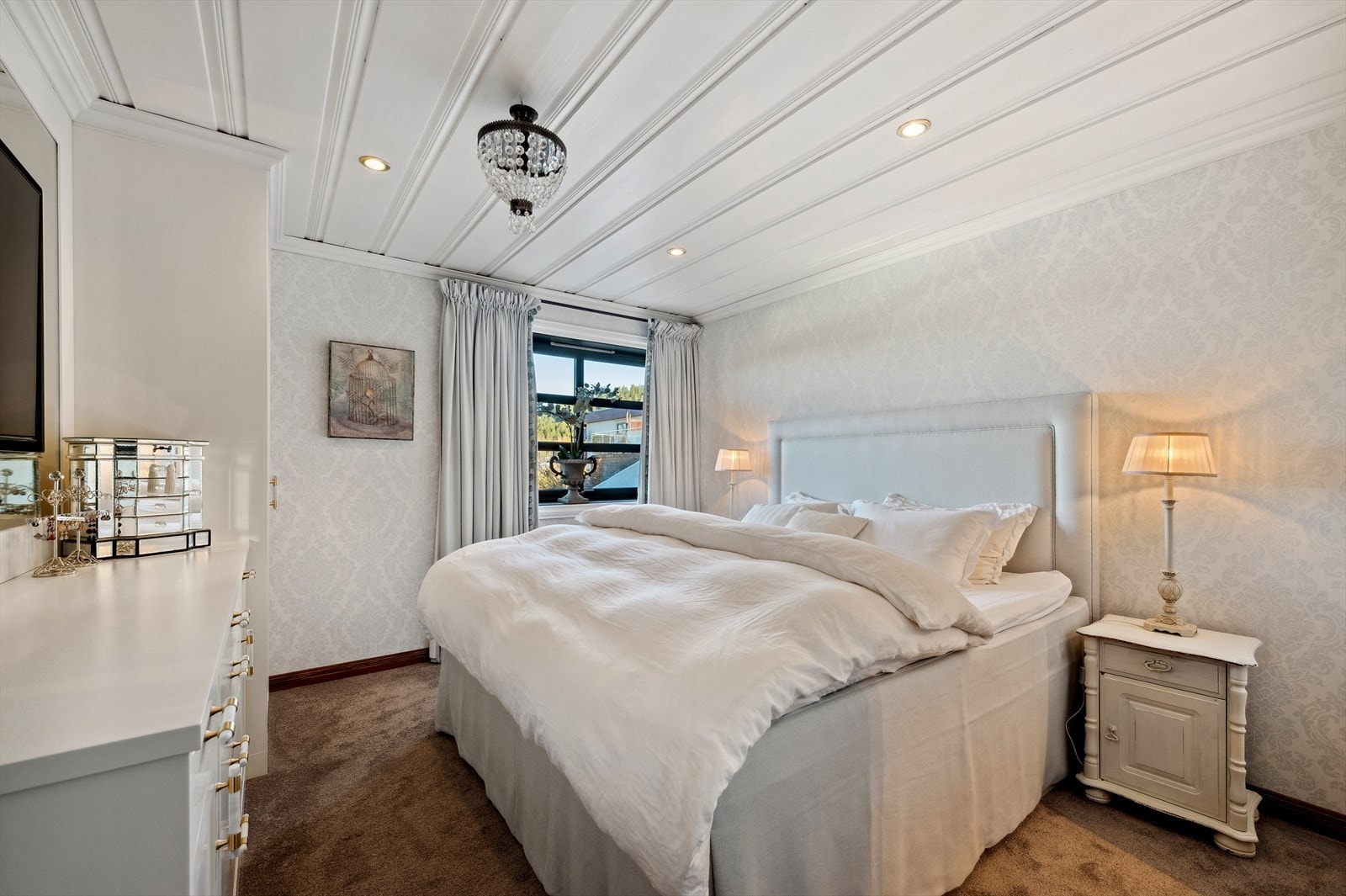 Hovedsoverom med teppe på gulv og downlights i tak Galleribilde