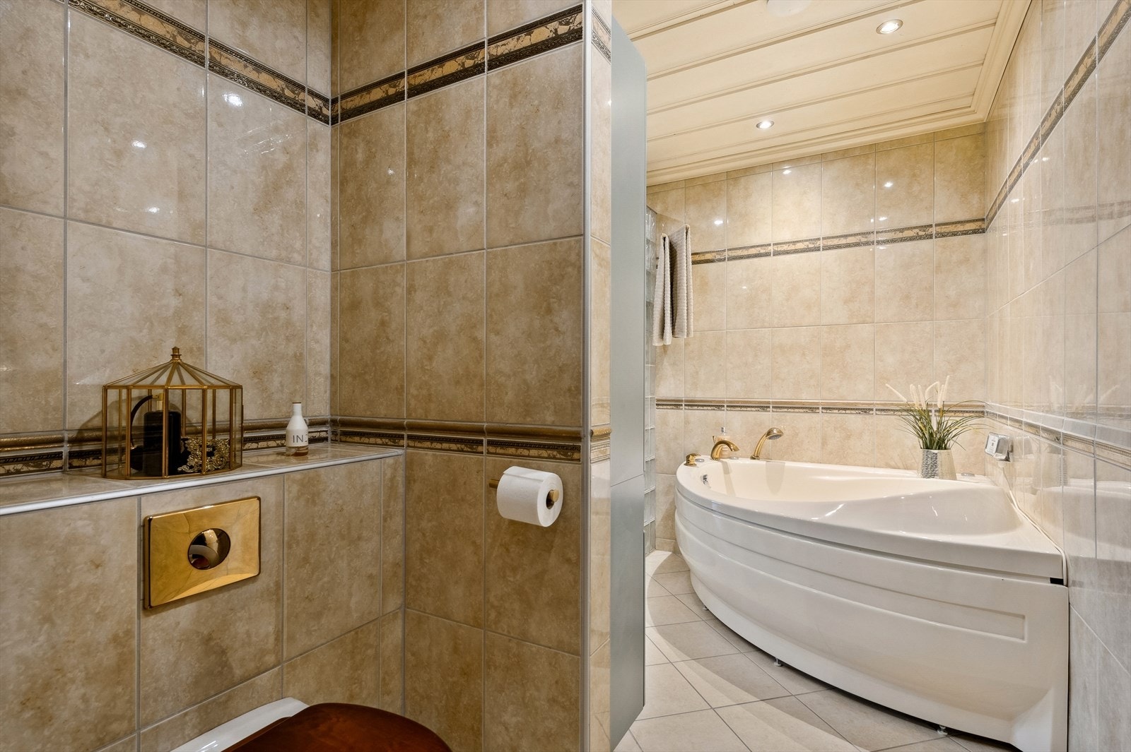 Badet har vegghengt klosett, fint plassert bak en del-vegg Galleribilde