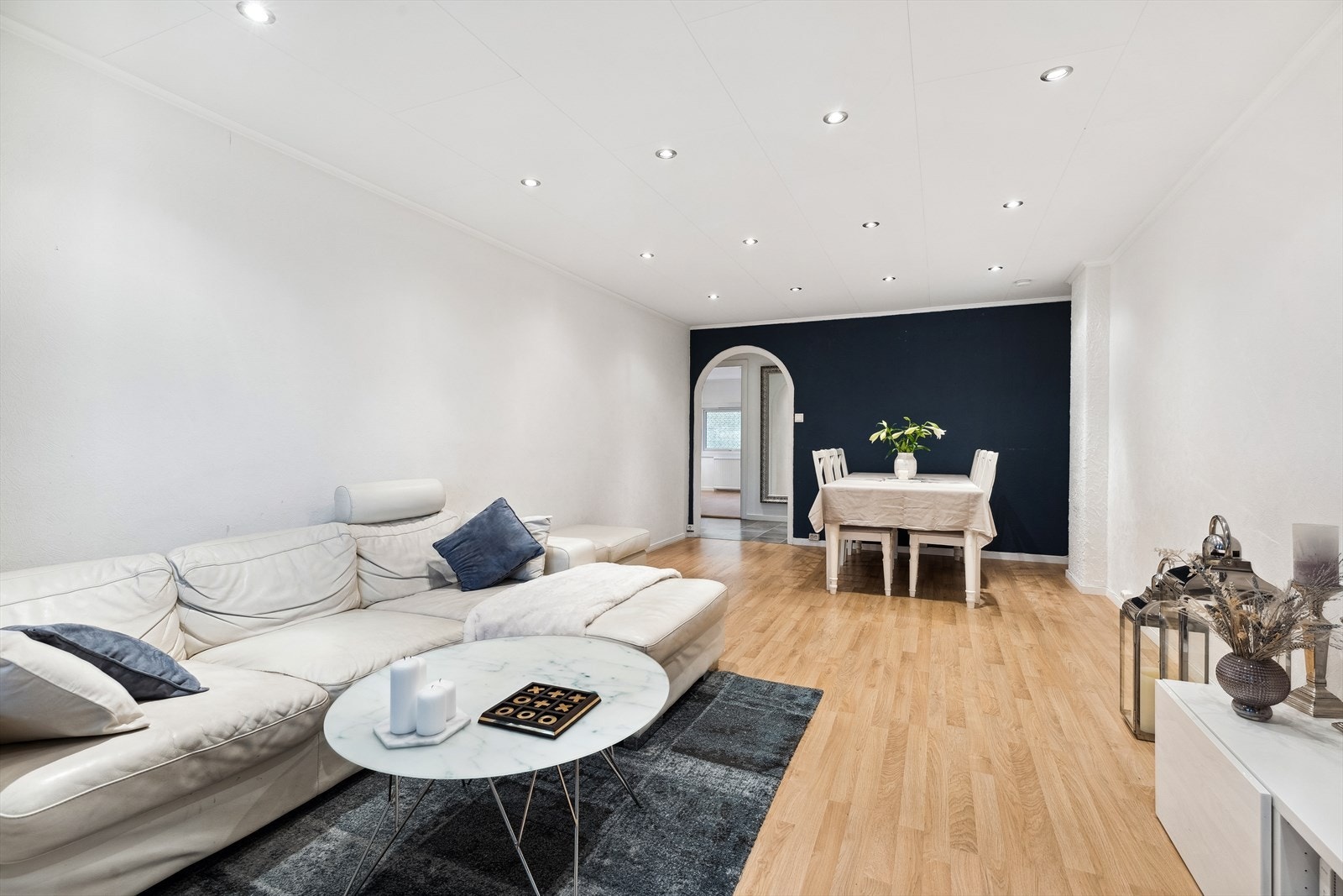 Her er det plass til både sofagruppe og spisebord Galleribilde