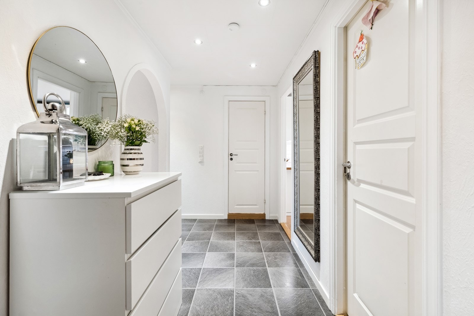 Det er montert rikelig med downlights i leiligheten Galleribilde