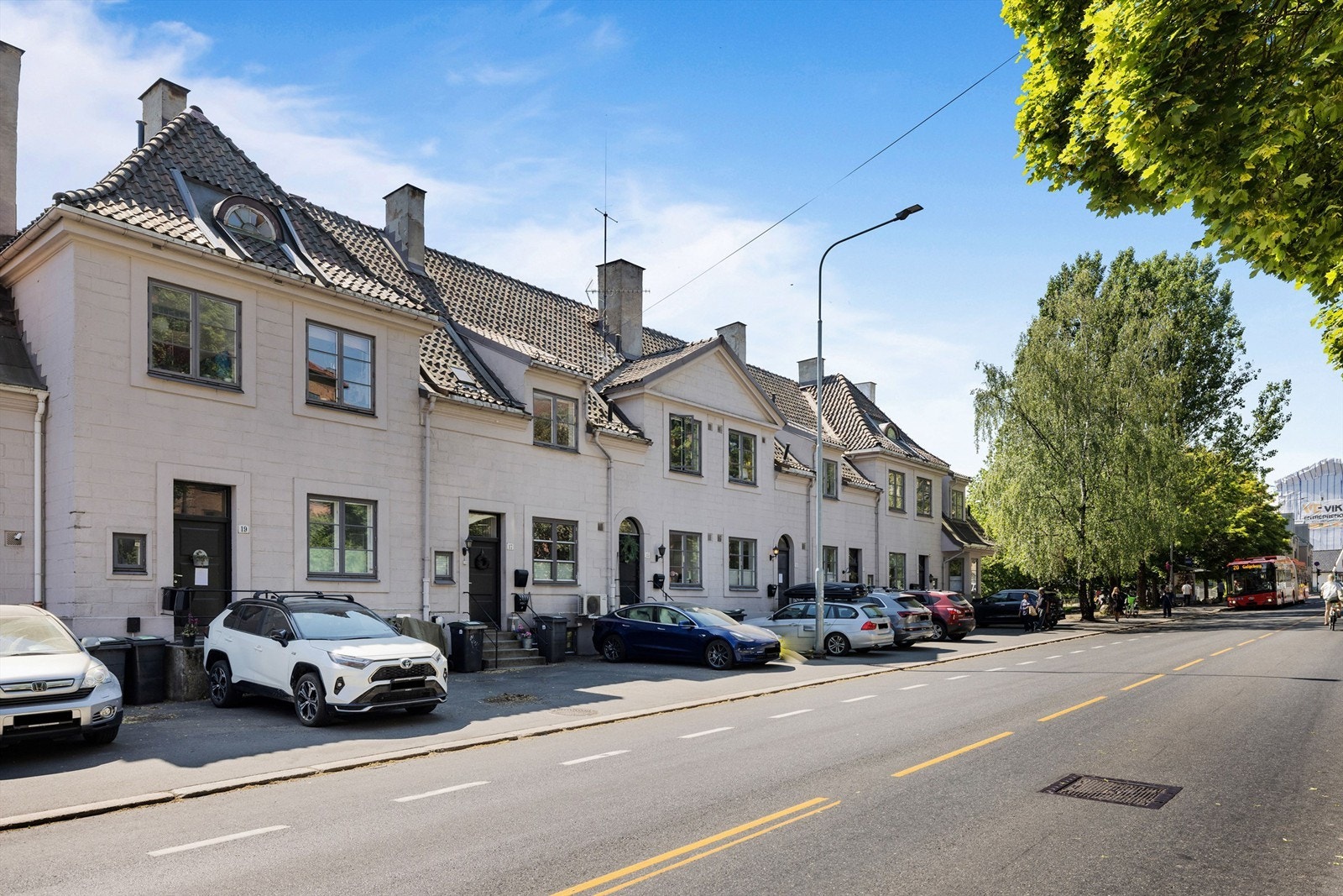 Boligen disponerer en parkeringsplass på felles gårdsplass utenfor huset. Det er installert lader på parkeringsplassen. Galleribilde