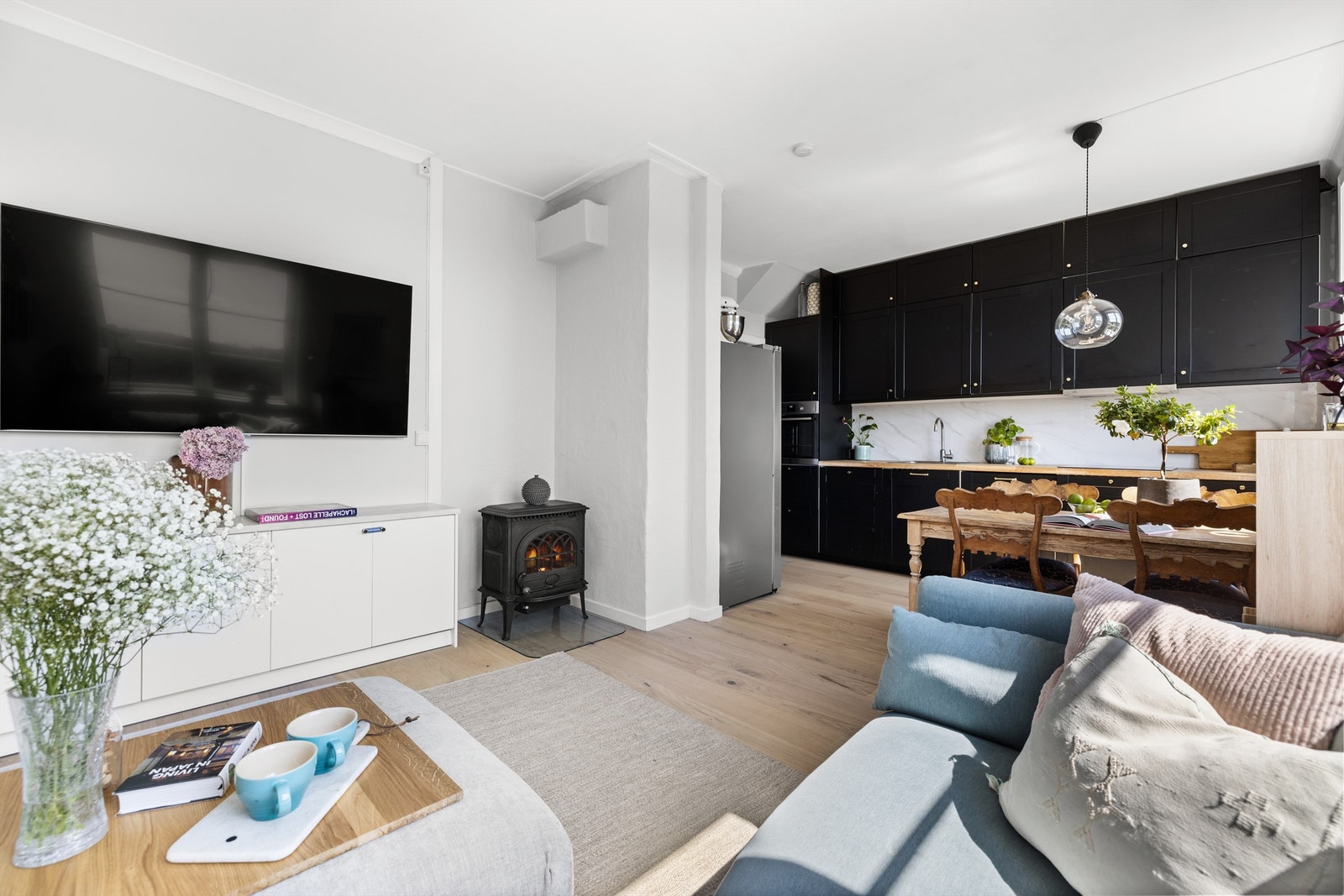 God størrelse på stuen med plass til både sofahjørne og spisebord. Galleribilde