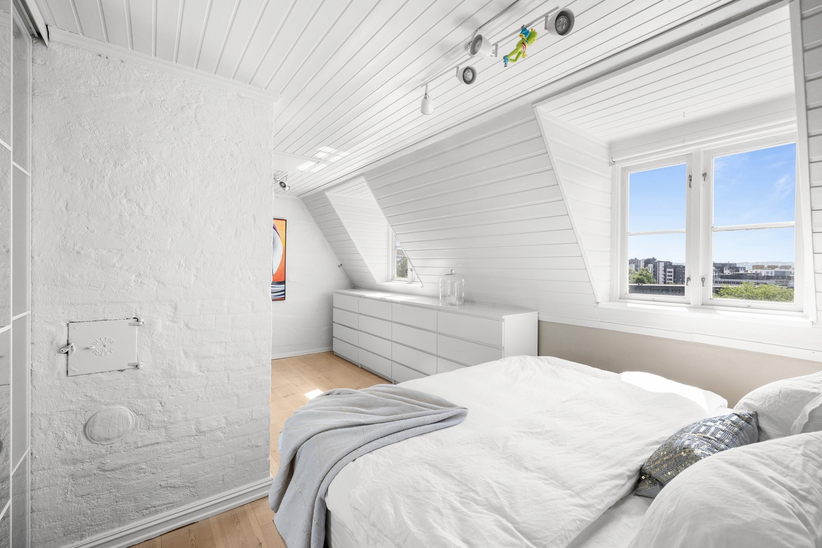 Loftet vender i likhet med stuen og kjøkkenet mot Myraløkka, med herlig utsikt ned mot fjorden. Galleribilde