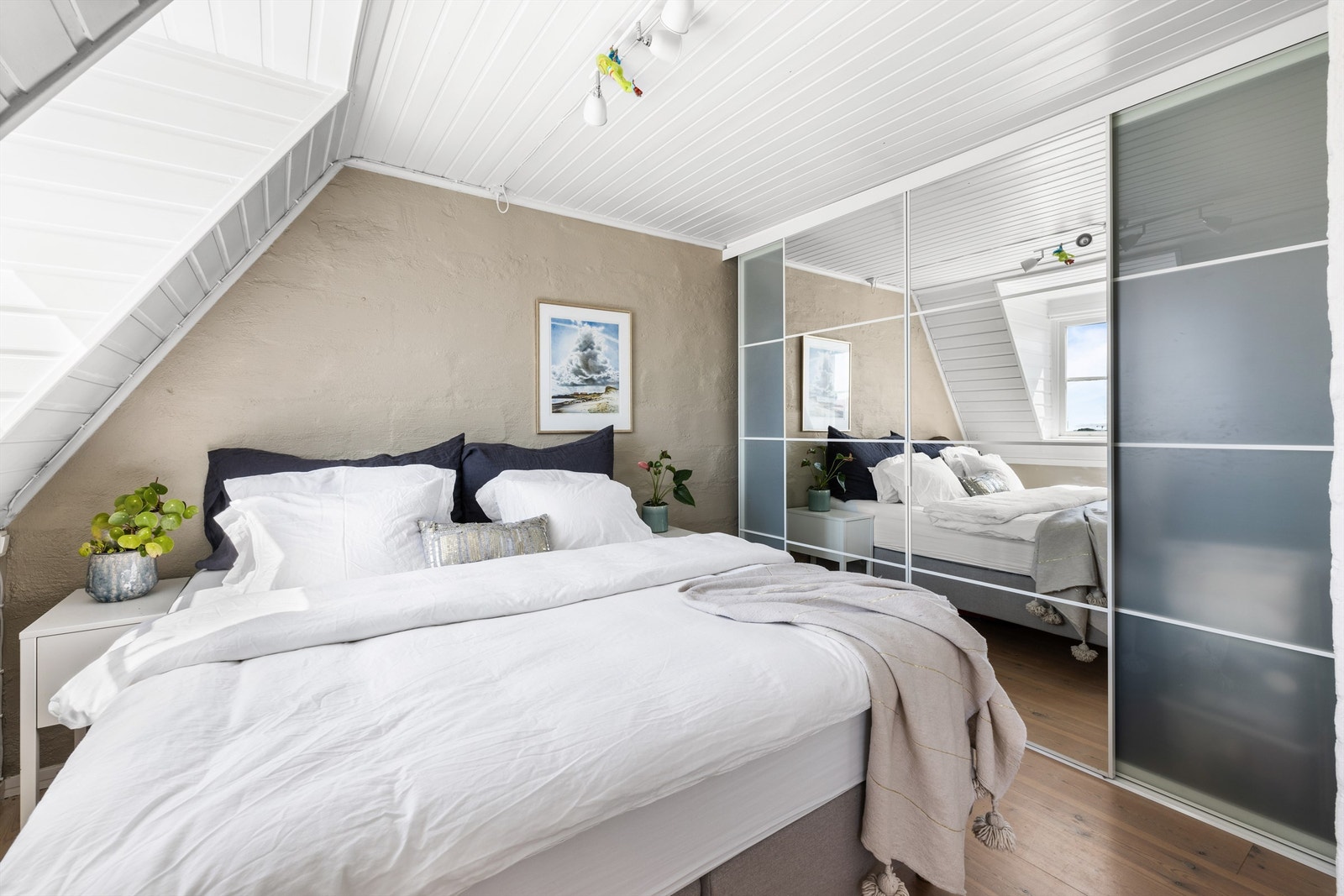 Loftsetasje er i dag innredet og brukt som hovedsoverom. Galleribilde