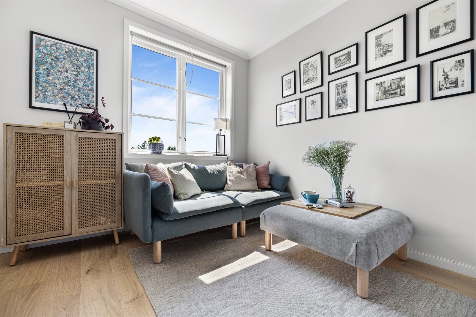 Lysmalte slette vegger og parkett på gulv. Galleribilde