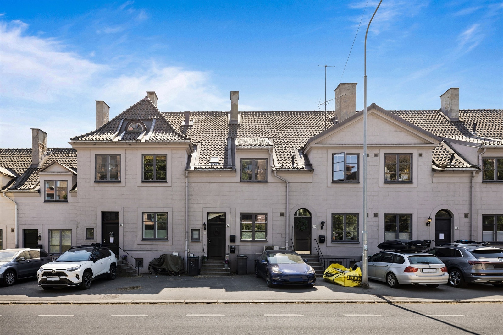 Velkommen til Arendalsgata 17, En unik og sjarmerende 3-roms toppleilighet i et townhouse i engelskinspirert stil, med Myraløkka som nabo! Galleribilde