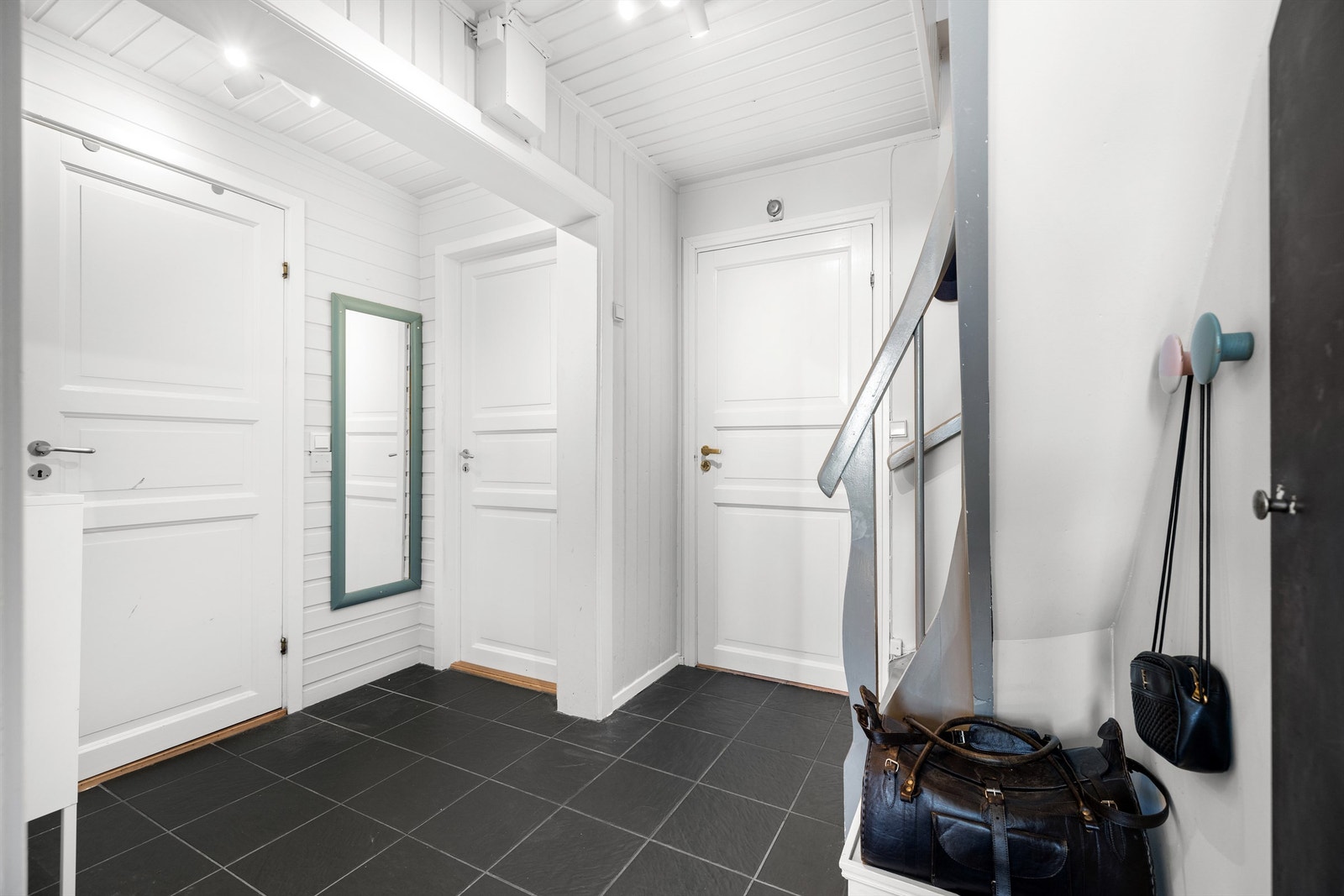 Romslig og innbydende entré med plass for enkel oppbevaring av yttertøy og sko. Galleribilde
