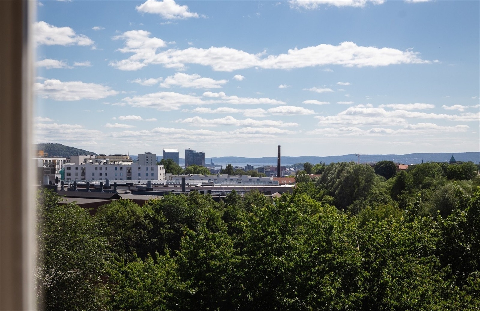 Velkommen til Arendalsgata 17, En unik og sjarmerende 3-roms toppleilighet i et townhouse i engelskinspirert stil, med Myraløkka som nabo! Galleribilde