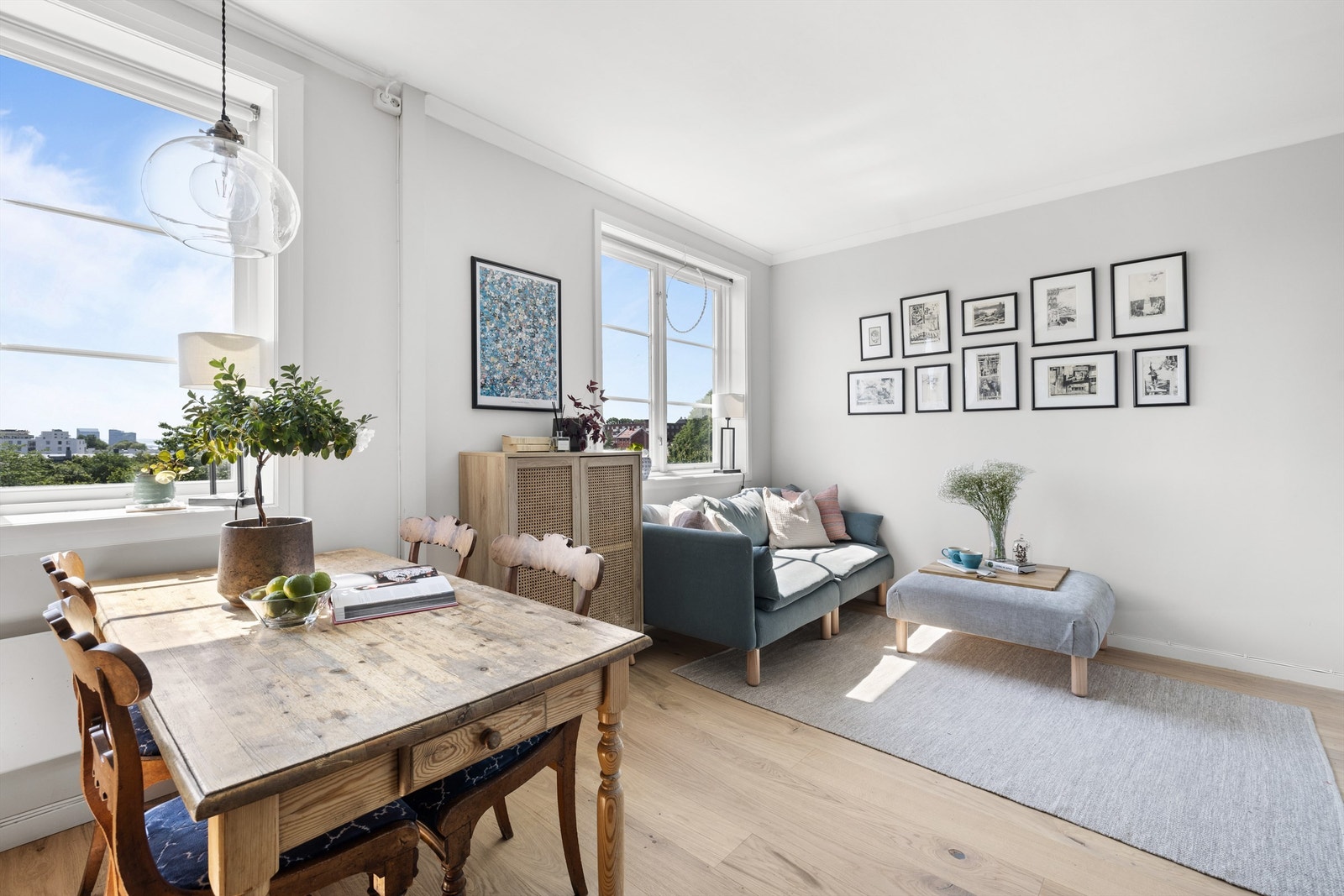 Stuen vender mot Myraløkka og har en fantastisk utsikt over frodige og grønne omgivelser. Galleribilde