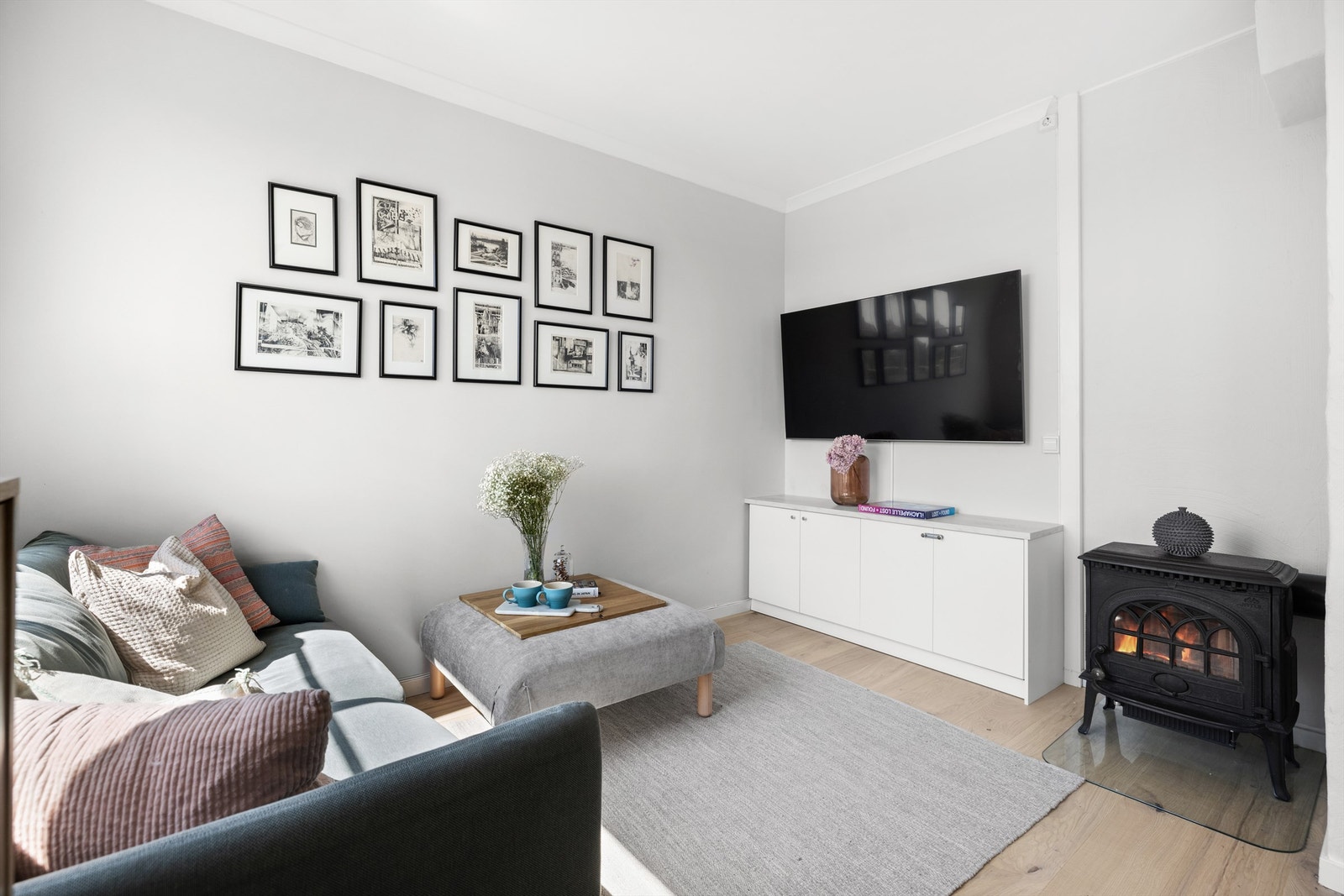 Stuen er utstyrt med en velfungerende peis som varmer godt på lune vinterkvelder. Galleribilde