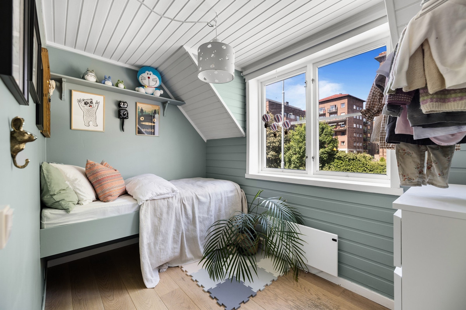 Fra entréen er det adgang til et lyst og innbydende soverom/barnerom med plass til seng og oppbevaringsløsning. Galleribilde