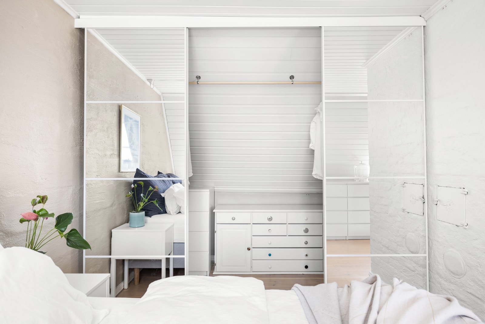 Lofter er innredet med en romslig walk-in garderobe som sørger for rikelig med garderobeplass. Galleribilde