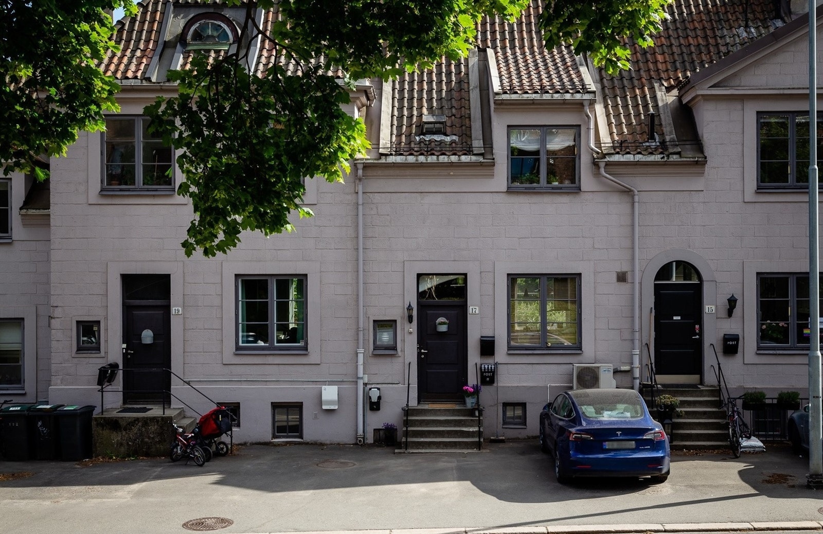 Velkommen til Arendalsgata 17, En unik og sjarmerende 3-roms toppleilighet i et townhouse i engelskinspirert stil, med Myraløkka som nabo! Galleribilde