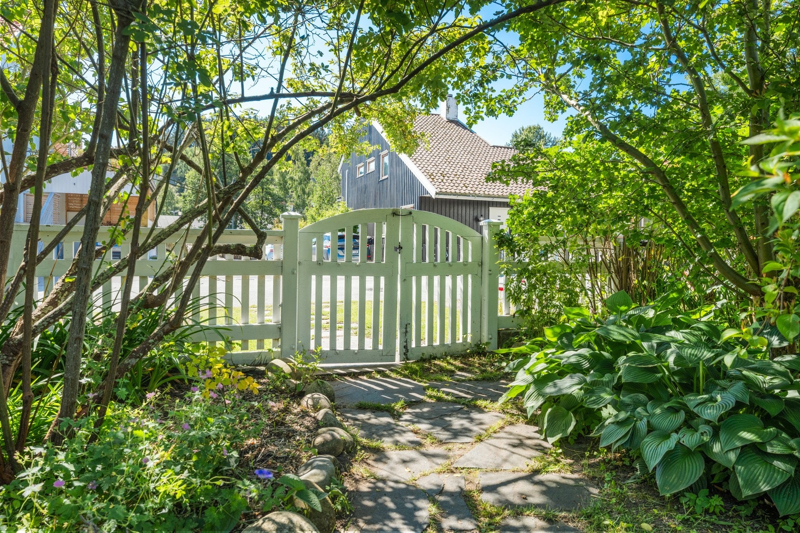 Romslig tomt med usjenert hage. Galleribilde