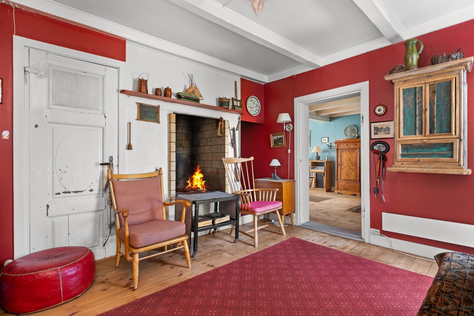 Stue med peis. Her er også utgang til hagen. Galleribilde