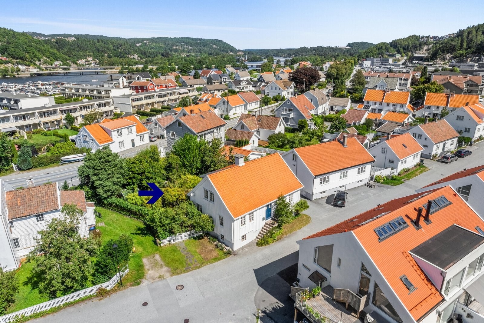 Et flott hus med tilbaketrukken beliggenhet i Brogata. Galleribilde