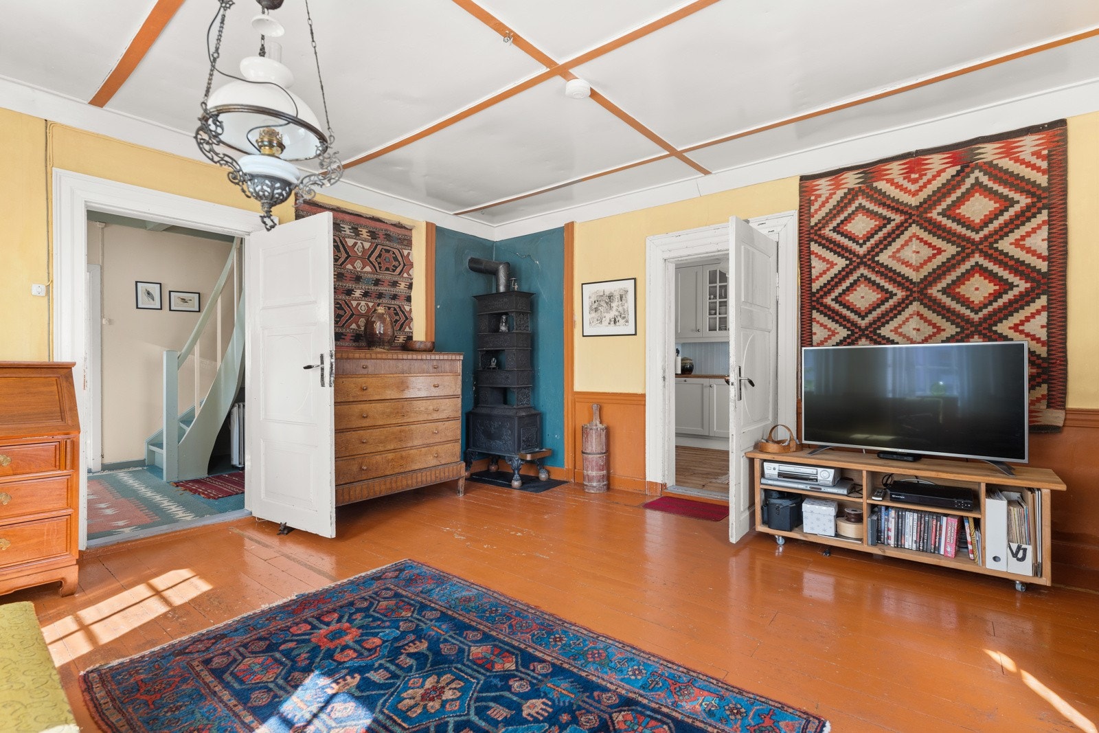 Stue nr. 3. Et rom med fine originale detaljer, som trenger litt modernisering. Galleribilde