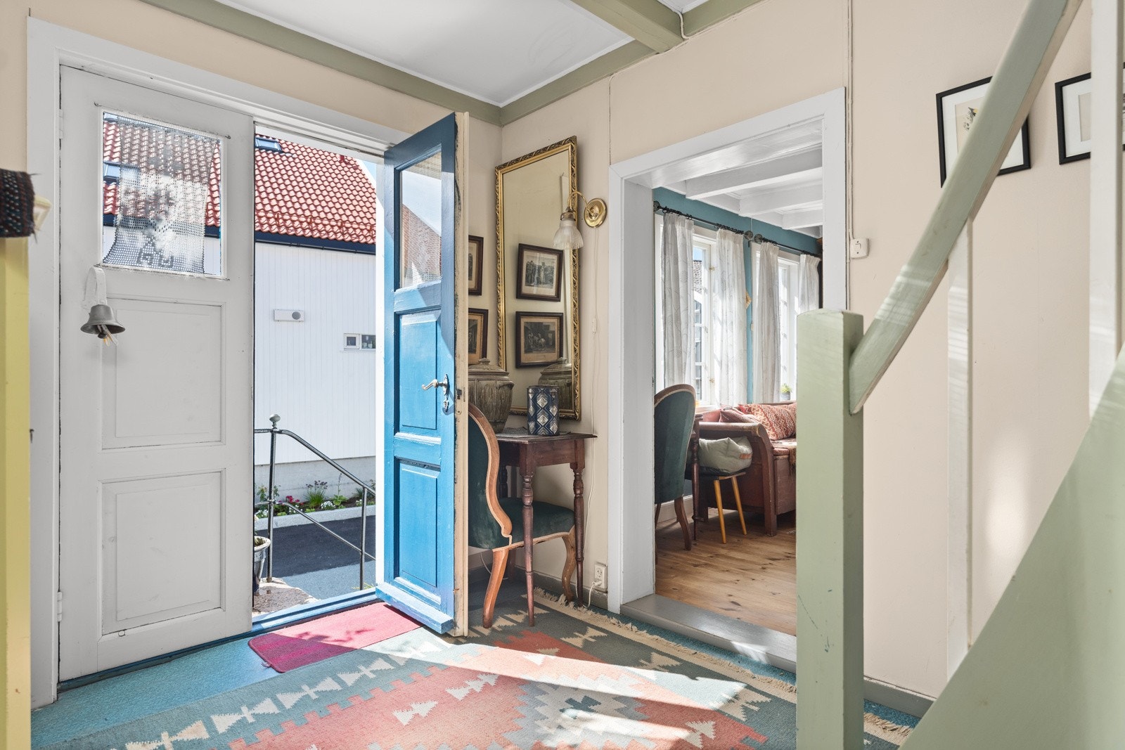 Hovedinngang via Brogata. Galleribilde