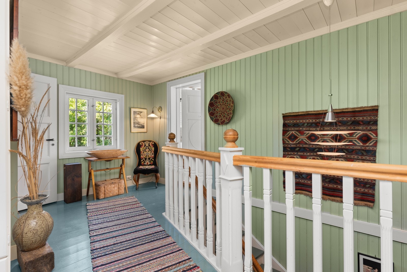 Romslig gang i hovedetasjen. Galleribilde