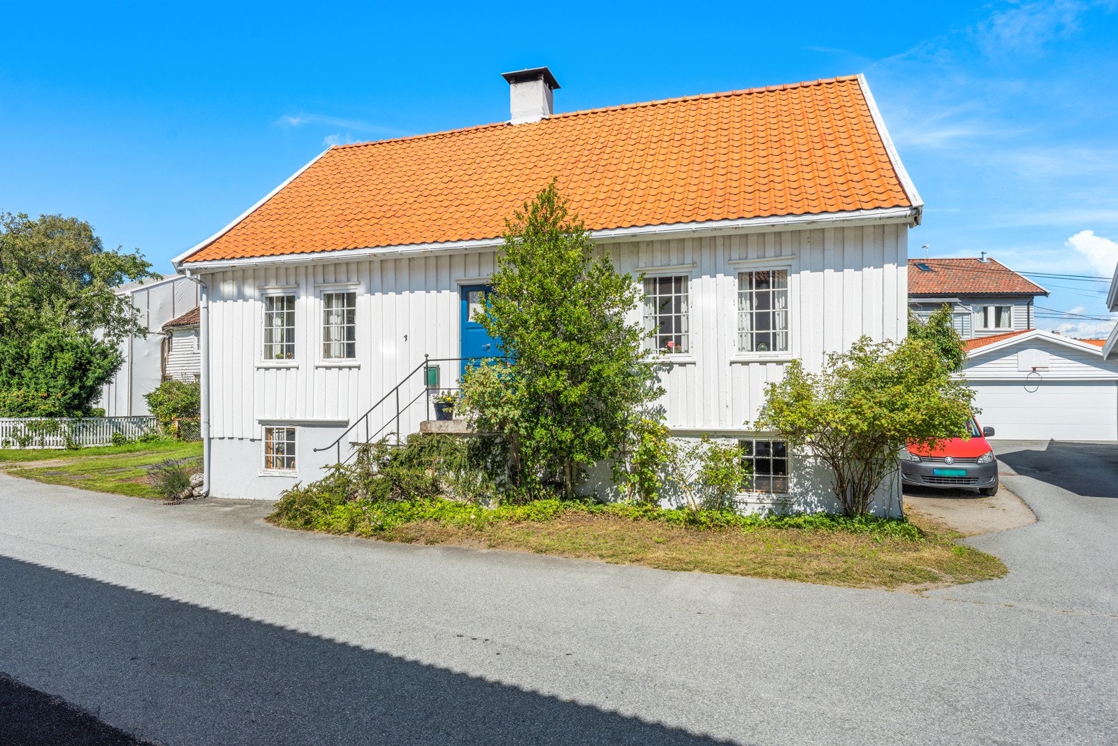 Parkeringsplass på tomten. Galleribilde