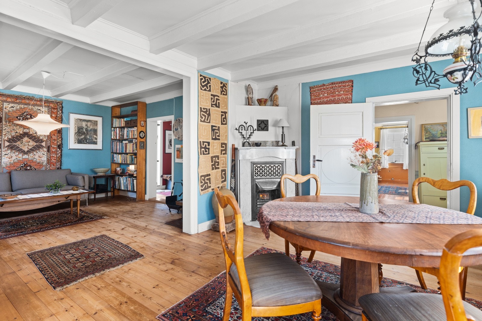 Originale detaljer som gulv og tak skaper en ekstra god atmosfære. Galleribilde