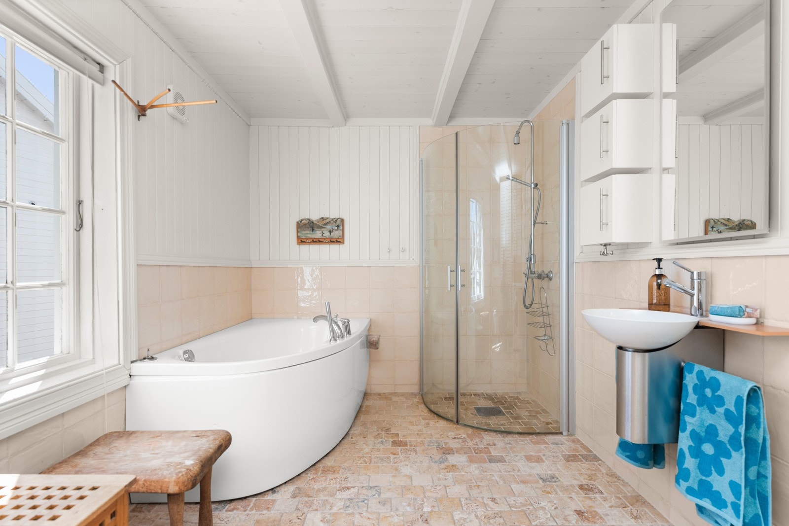 Innholdsrikt med både dusj og badekar. Galleribilde