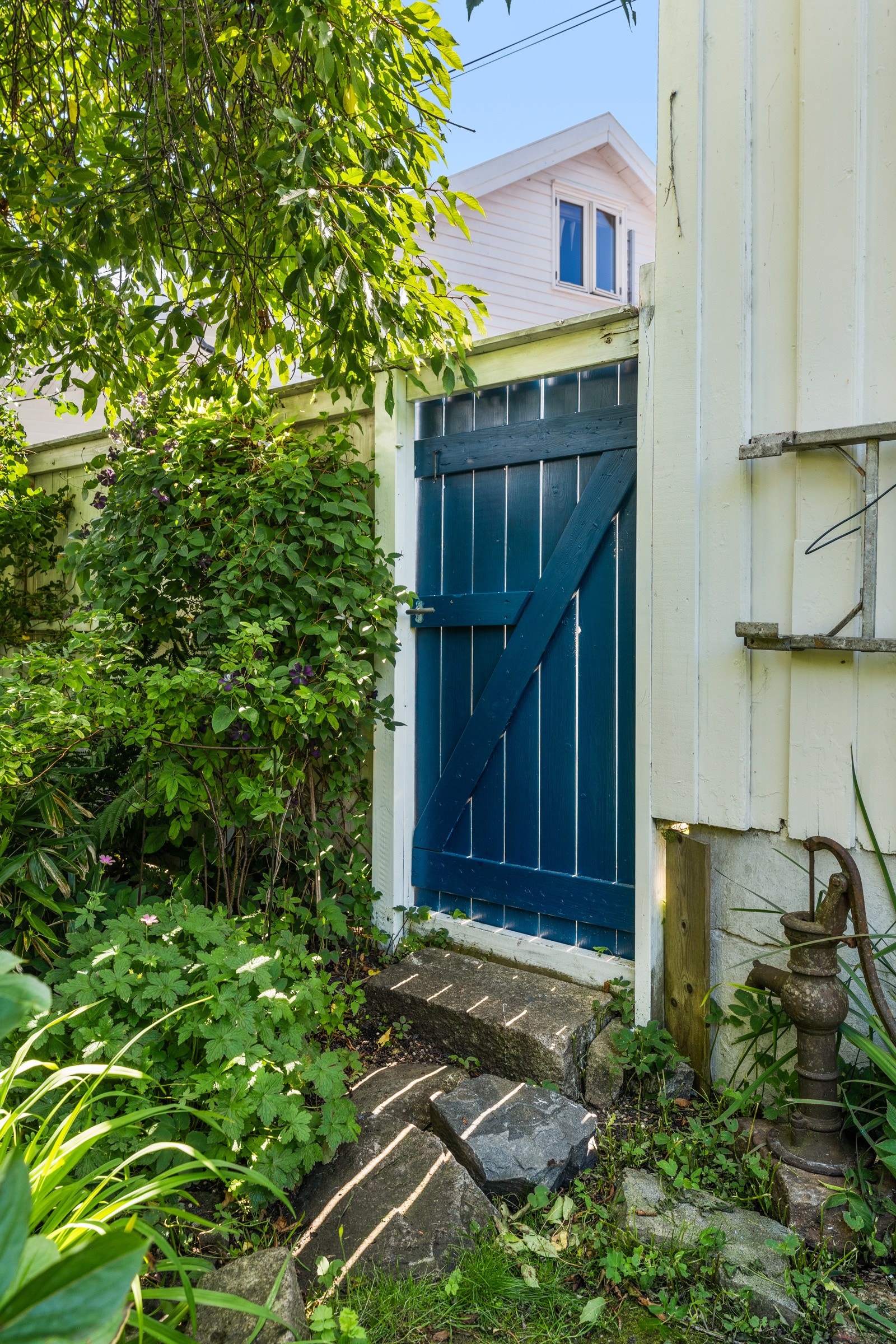 Inngang fra baksiden, ved parkeringsplassen. Galleribilde