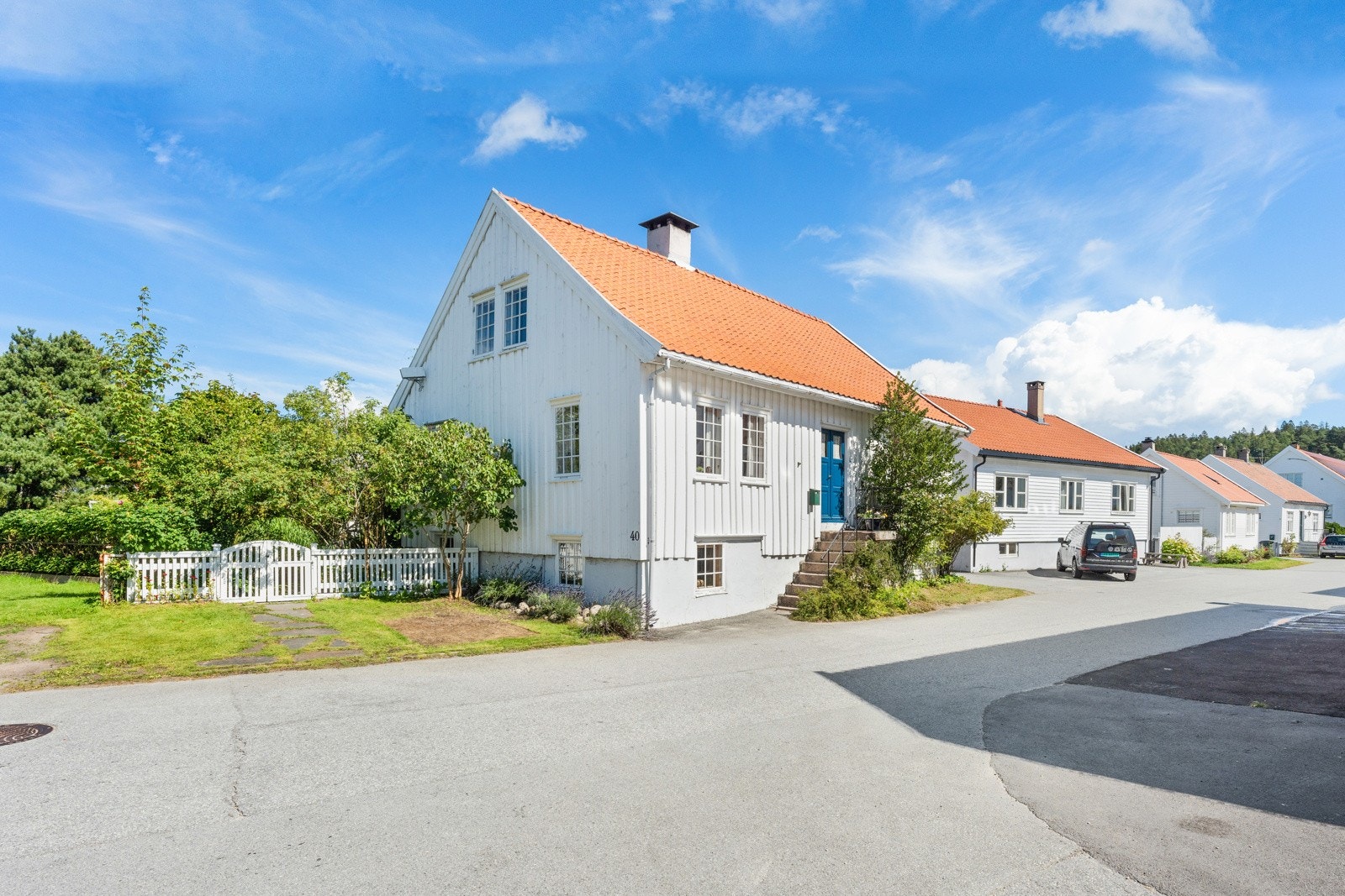 Sjarmerende hus i rolig gate. Galleribilde