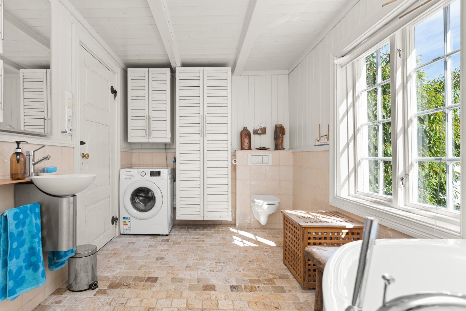 Pent flislagt bad med varmekabler, oppusset ca. 2004. Galleribilde