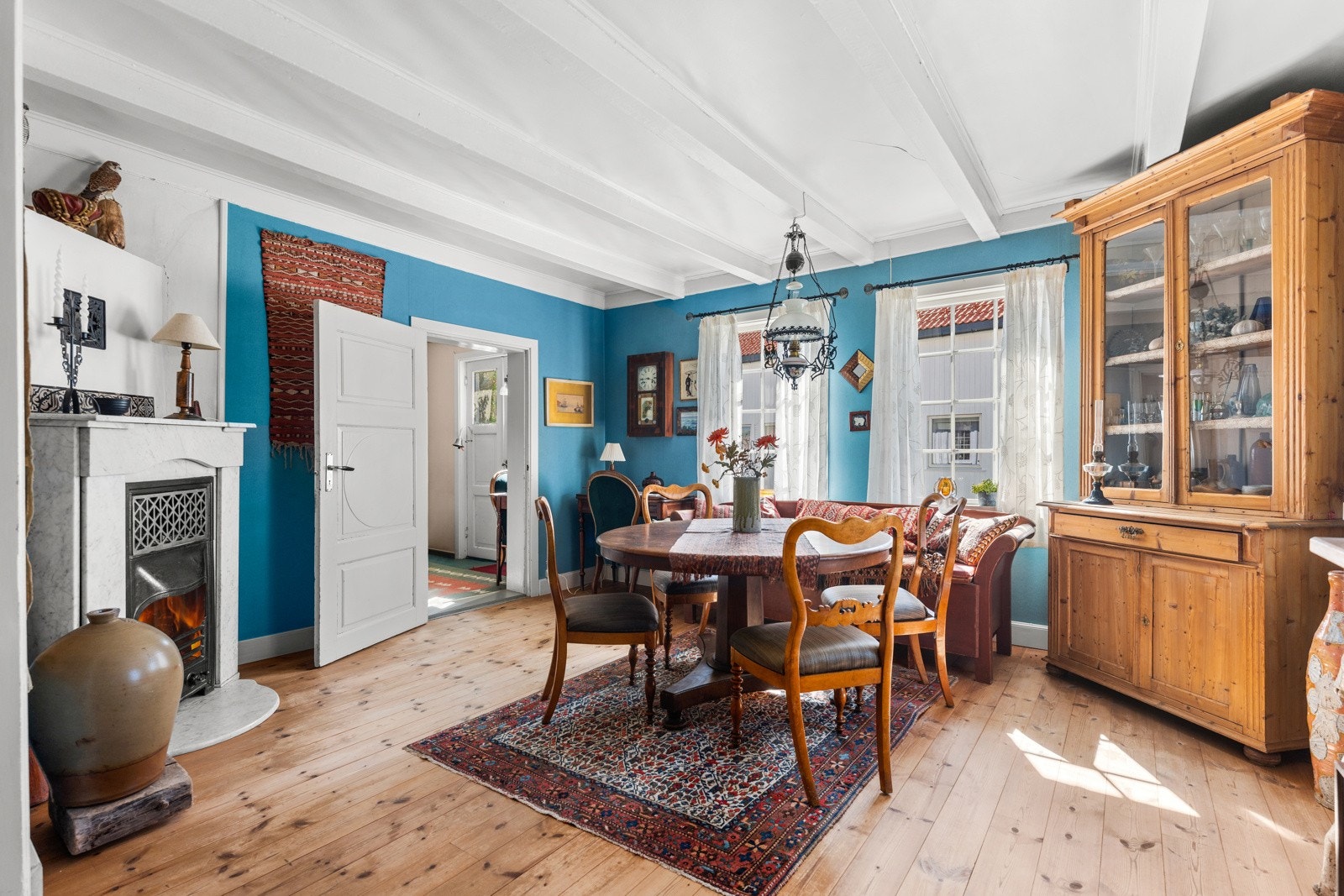 Spisestuen med videre adkomst ut i entre. Galleribilde