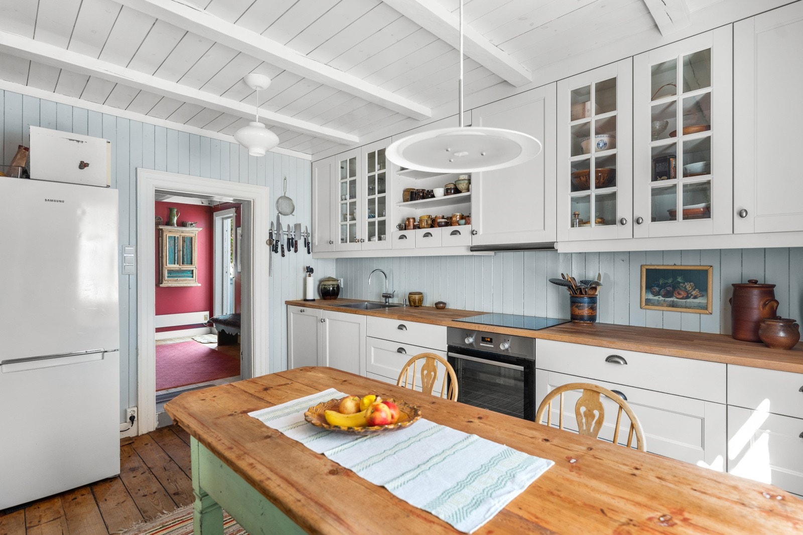 Integrerte hvitevarer slik som oppvaskmskin, komfyr og koketopp. Galleribilde