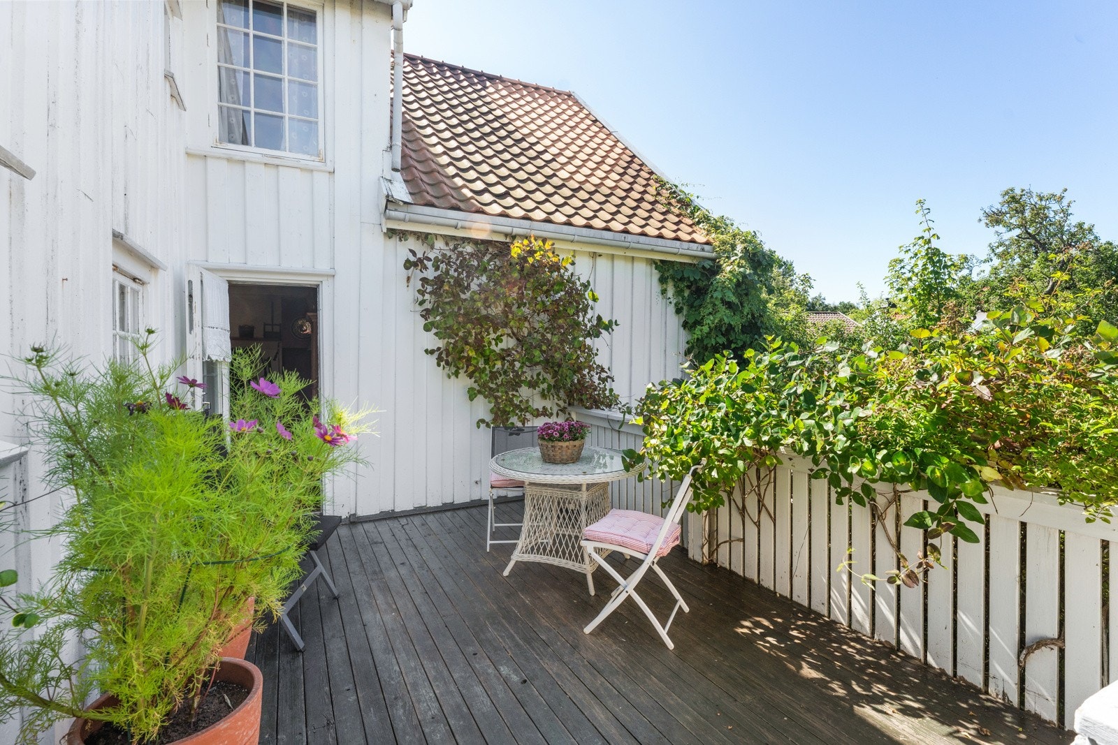 Hyggelig uteplass med adkomst fra stuen. Galleribilde