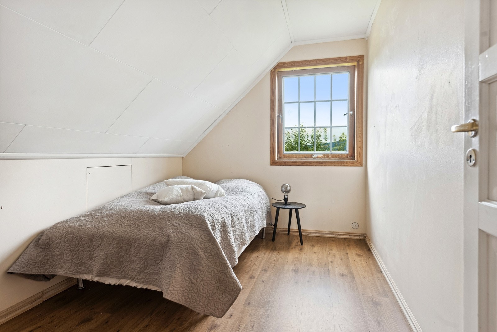 Soverom nr. 2. De to andre soverommene i 2. etasje passer perfekt som barnerom. Galleribilde