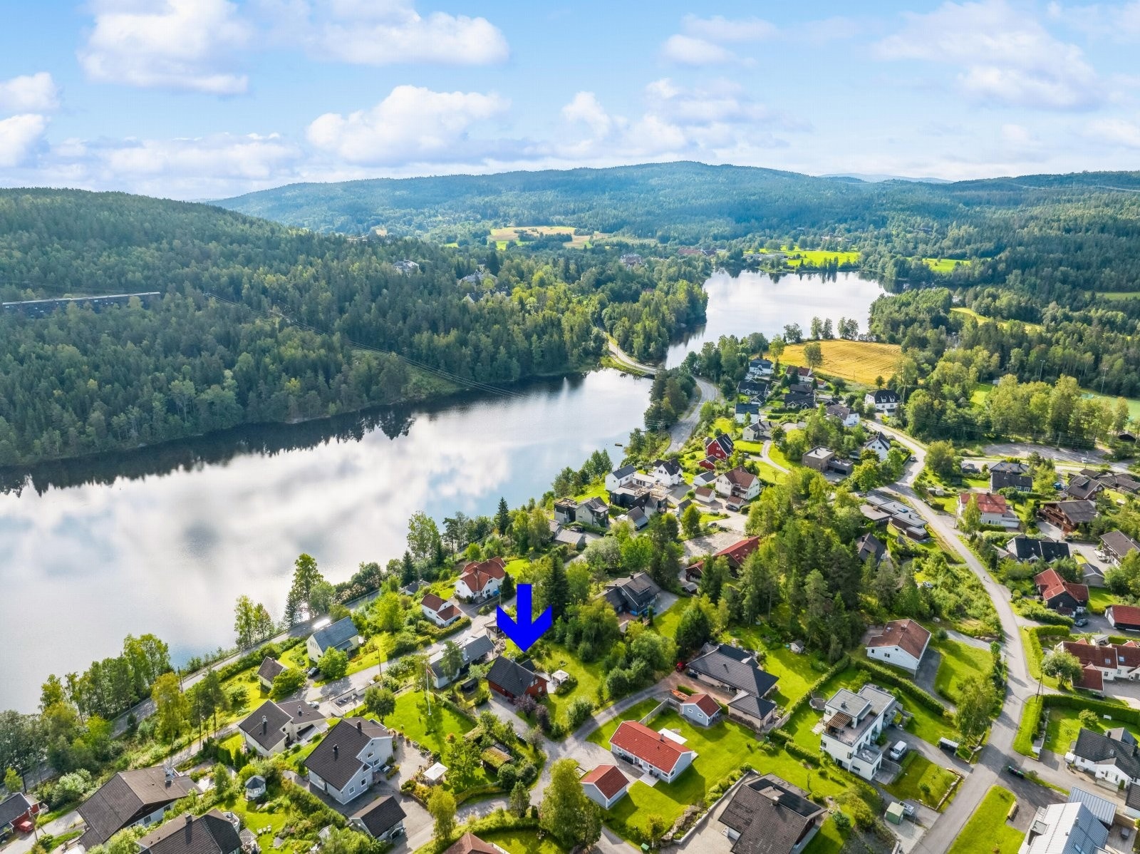 Området ligger omkranset av flotte skogsområder med kort vei til idylliske badevann og sandstrand. For den som er glad i fiske er det flere fiskevann i nærområdet. Galleribilde