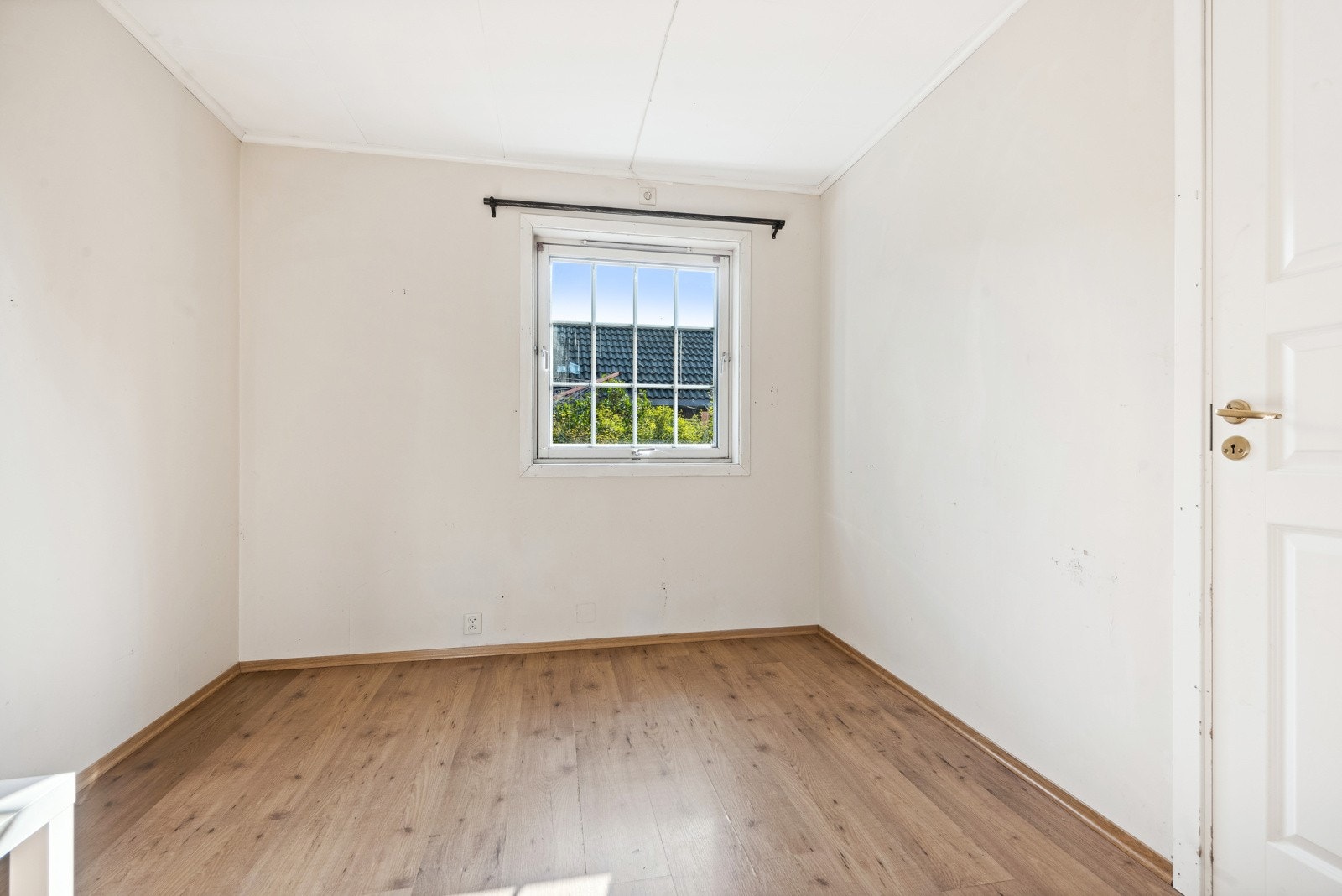 Soverommet i 1. etasje er av god størrelse med plass til dobbeltseng, nattbord og klesoppbevaring. Galleribilde