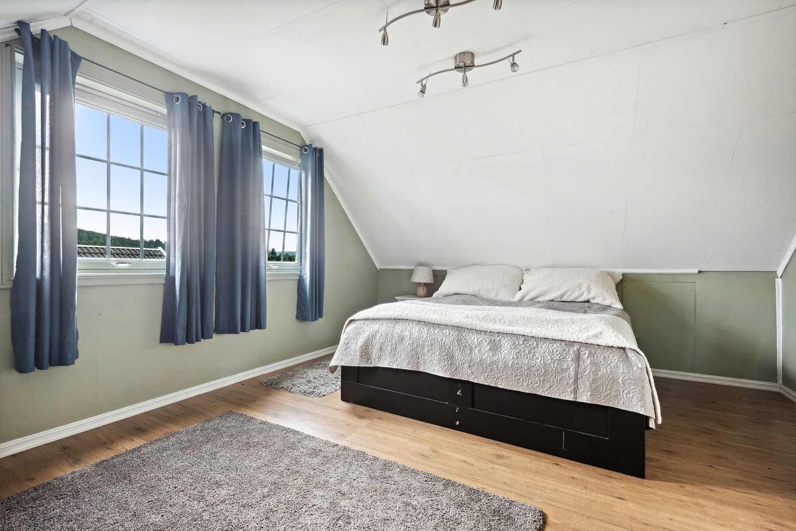 Dette er det største av tre soverom i 2. etasje. Galleribilde