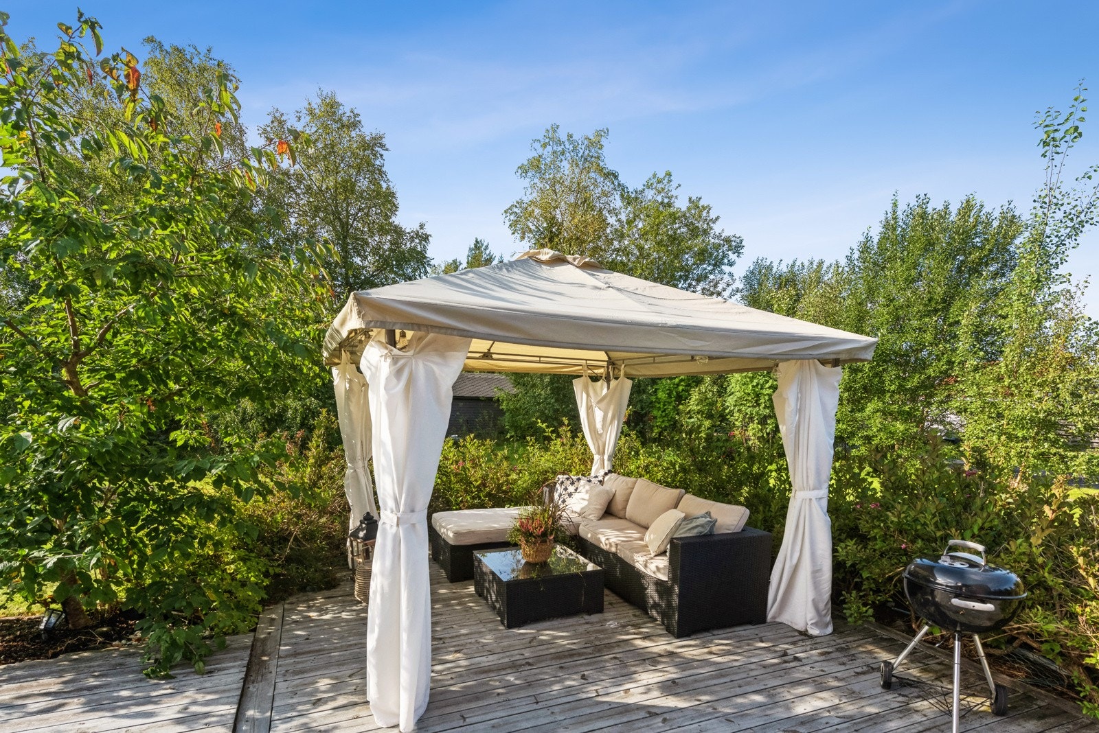 En pergola er ment å gi skygge og le for vær og vind og kan være et stemningsfylt område i tilknytning til uteplassen. Galleribilde