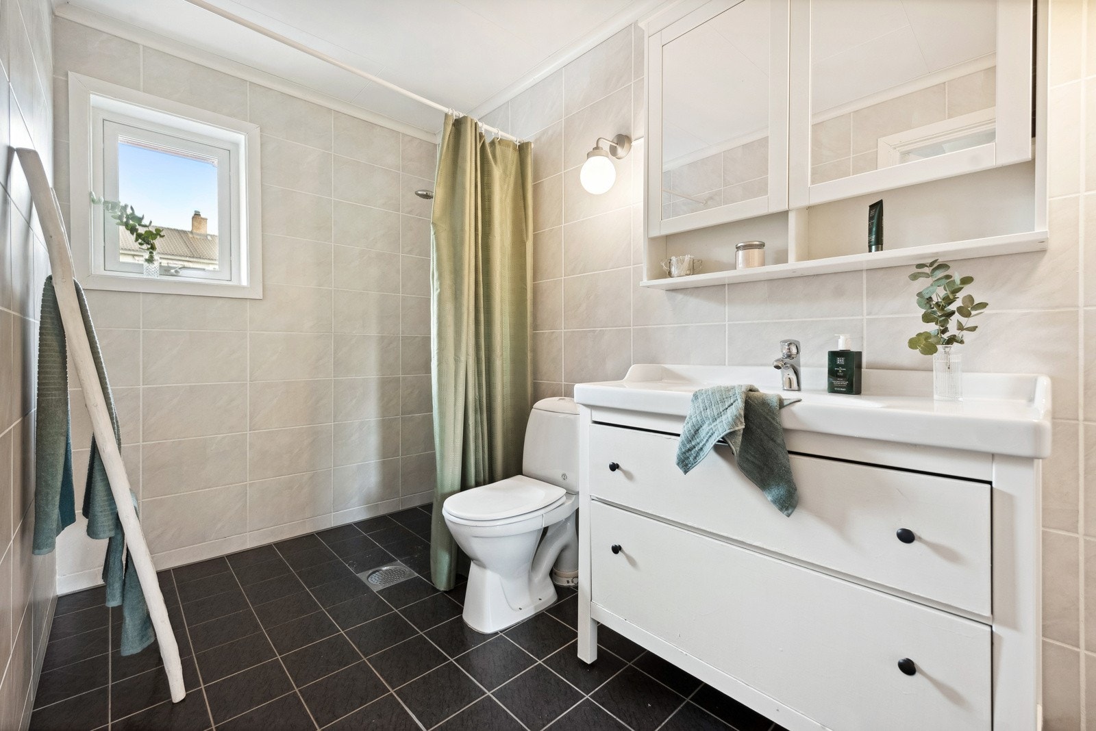 Badet er fra 2013, helfliset og utstyrt med varmekabler. Galleribilde