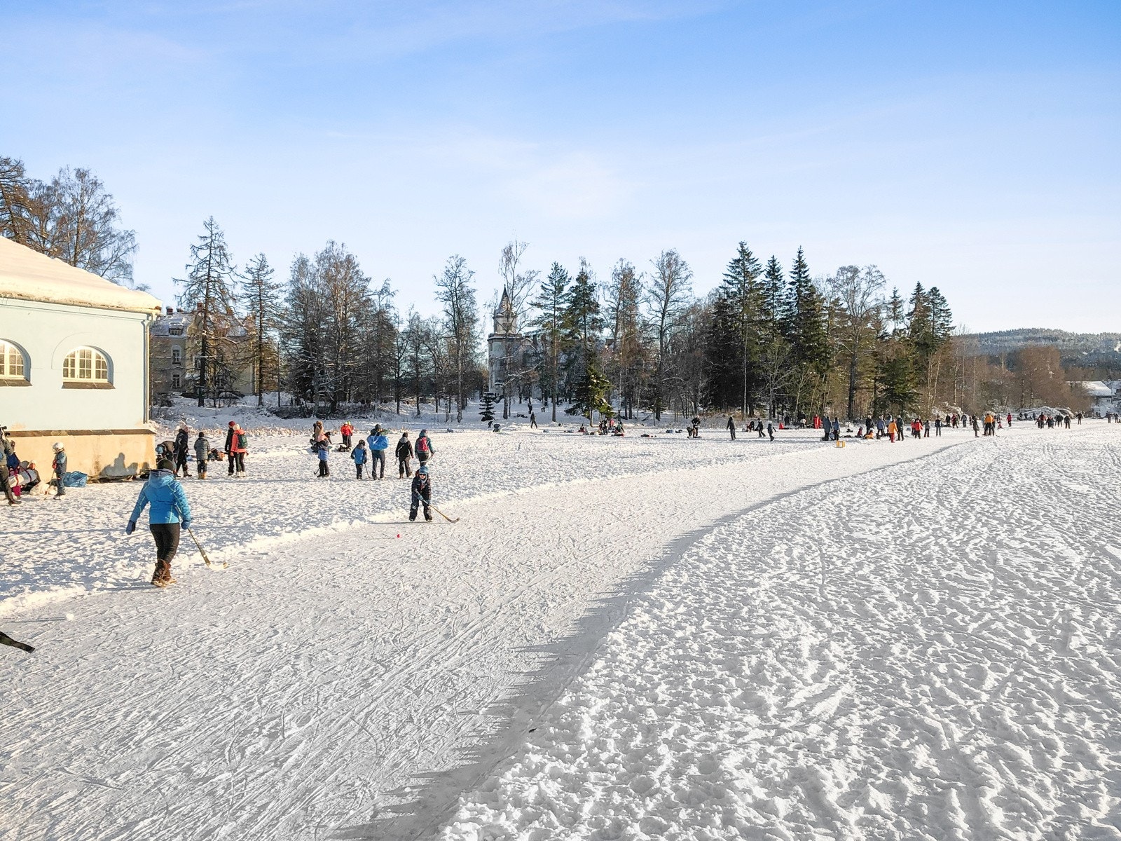 Når isen legger seg kjøres det opp løyper på vannene i nærområdet med mulighet for å gå lange turer på skøyter. Galleribilde