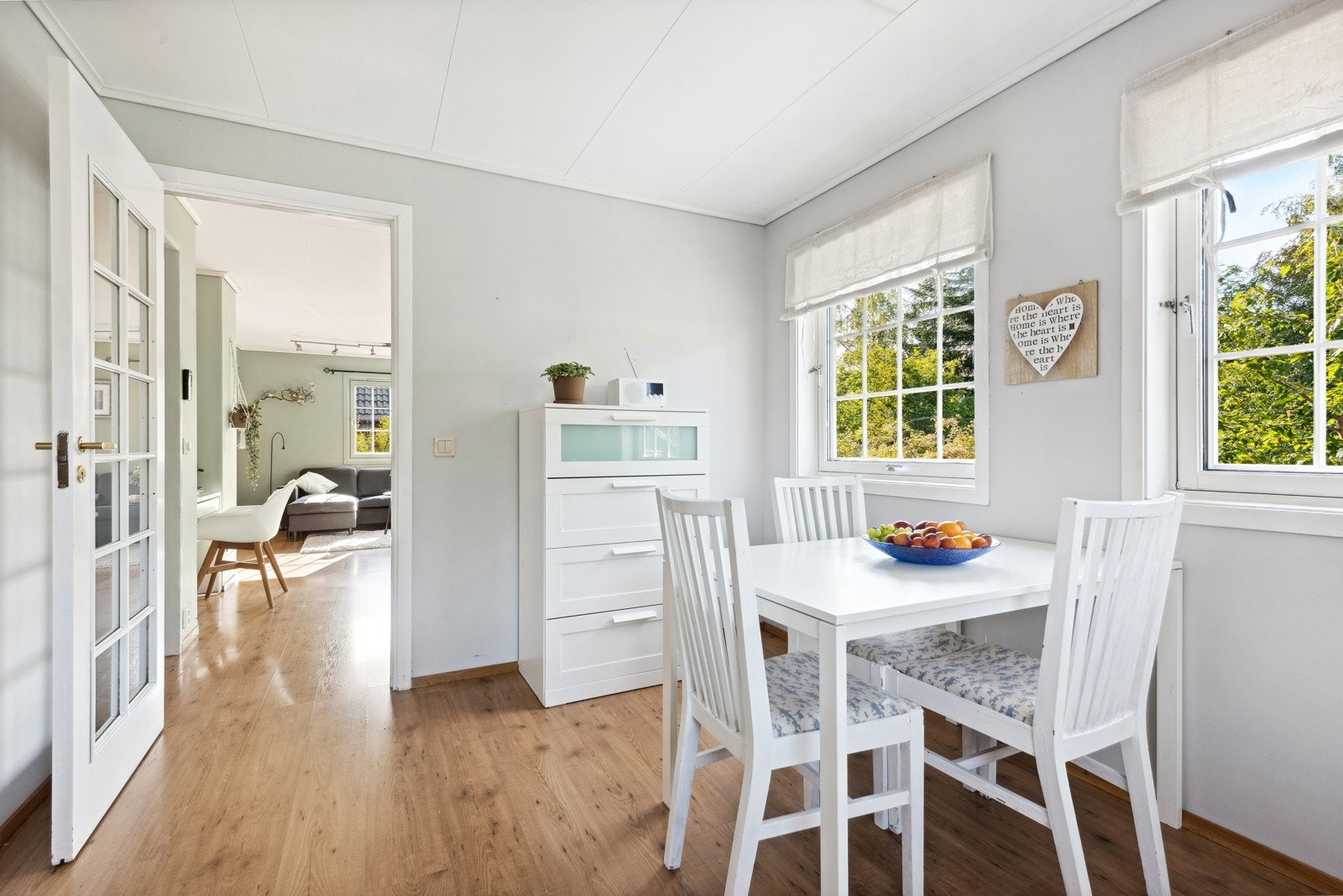 På kjøkkenet er det en naturlig plass for spisebordet. Galleribilde